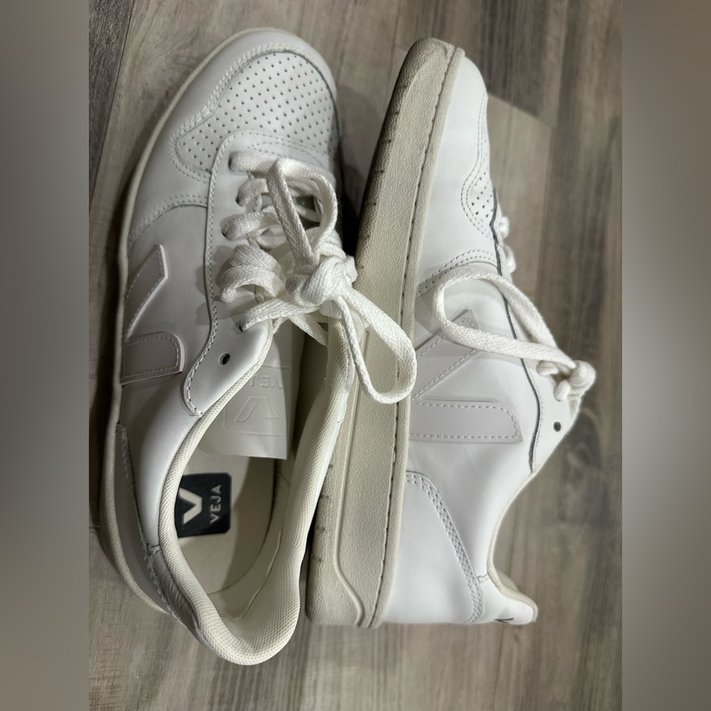Veja V-10 All White Colorway Casual Sneakers Size 9 - Picture 4 of 6